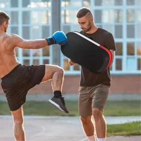   Rúgópajzs Muay Thai és kick-box edzőpárna, 8 cm vastag ütéscsillapító réteggel 38x20x18 cm, fekete/piros/fehér