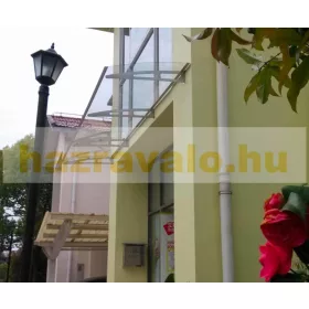   Alumínium előtető 190x95 cm szürke eloxált K1 típusú tartókar füstös szürke tömör polikarbonát borítással és vízelvezetéssel.