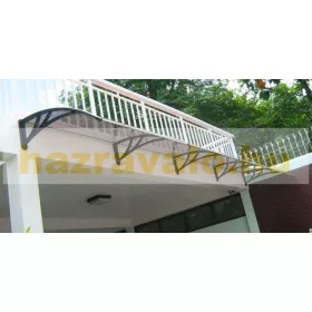 A szokássnál nagyobb mélységű előtető 300x120 cm fekete keret bronz üregkamrás polikarbonát tetőlap 