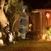 Animált függő múmia halloween dekoráció 142 cm magas vörös szemekkel, világító testtel és hanghatásokkal