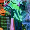Animált horrorbohóc halloween dekoráció 173 cm magas mozgással, vörös szemekkel és nevetéssel