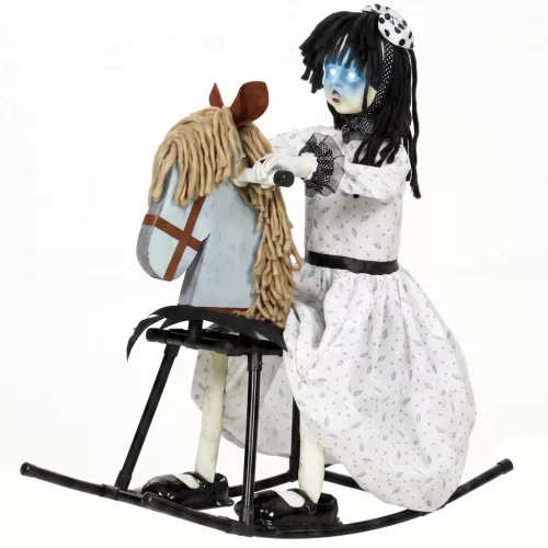 Animált halloween dekoráció hintalovon ülő kislány világító szemekkel és hanghatásokkal, 72 cm