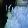 Animált felugró horror baba halloween dekoráció 60 cm magas figura vörös szemekkel és hanghatással