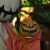 Animált madárijesztő halloween dekoráció 77 cm magas mozgással, vörös szemekkel és hanghatásokkal