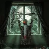 Animált függő zombi halloween dekoráció 110 cm magas világító szemekkel, sikolyokkal és lánccsörgéssel