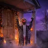 Animált függő zombi halloween dekoráció 110 cm magas világító szemekkel, sikolyokkal és lánccsörgéssel