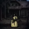 Animált szellem baba halloween dekoráció 83 cm magas mozgásérzékelővel, vörös szemekkel és hanghatással