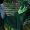 Animált boszorkány halloween dekoráció 183 cm magas mozgó figura világító szívvel, mozgással és hanghatásokkal