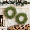 Műfenyő karácsonyi ajtókoszorú 60 cm átmérő, 88 ággal, 7 tobozzal, tűzálló anyagból, zöld színben