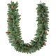 Karácsonyi műfenyő girland 180 cm hosszú, 162 ágas, 8 tobozzal díszített, zöld színű, hajlítható vázas dekoráció
