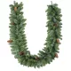 Karácsonyi műfenyő girland 180 cm hosszú, 162 ágas, 8 tobozzal díszített, zöld színű, hajlítható vázas dekoráció