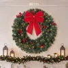 Világító karácsonyi ajtókoszorú 60 cm-es ünnepi műfenyő koszorú 50 LED-del, piros bogyókkal, tobozokkal és masnival