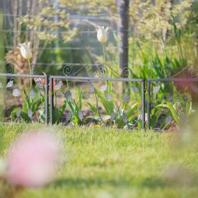   Kerti dekor kerítés 47x56,5x1,5 cm fém díszes kerítéspanel fekete virágyágyás szegély leszúrható ágyásszegély