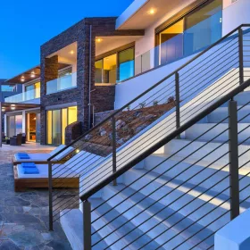   Korlátoszlop fekete 91,44x5,08x5,08 cm 30°-os szögben fúrt ovális lyukakkal 1 db lépcsőkorlát oszlop