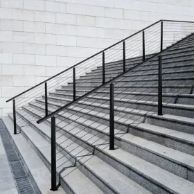   Rozsdamentes drótköteles korlátoszlop fekete 914 mm hosszú, 30°-os furatokkal