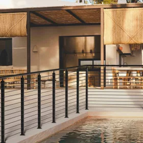   4 darabos fekete rozsdamentes acél drótköteles korlátoszlop szett 91x5x5 cm vízszintes furatokkal