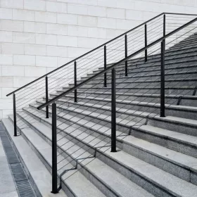   Drótköteles korlátoszlop 30°-os furatkialakítású 1067x50,8x50,8 mm fekete, rozsdamentes acél