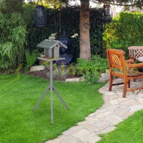   Madáretető 135x67x56 cm álló fenyőfa madáretető állványos eleségtartó kerti dekoráció szürke-zöld