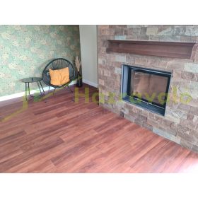   SPC padlólap Woodlook Brandy Oak színben, 180x1220 mm fahatású vízálló, kopásmentes parketta burkolat