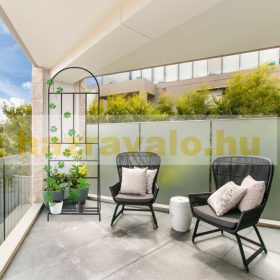 Fém rácsos virágtartó állvány fekete színben