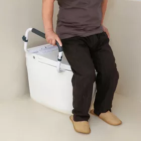   WC-ülőke emelő kartámasszal 410–510 mm állítható szélesség felállást segítő kapaszkodó acél vázzal 136 kg teherbírású